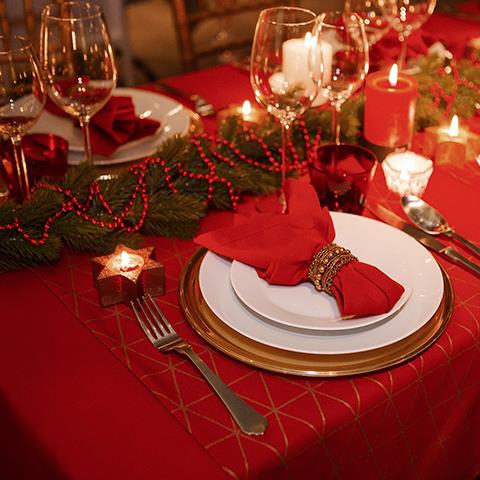 Table-3-table-de-Noël-classique-aux-accents-rouges