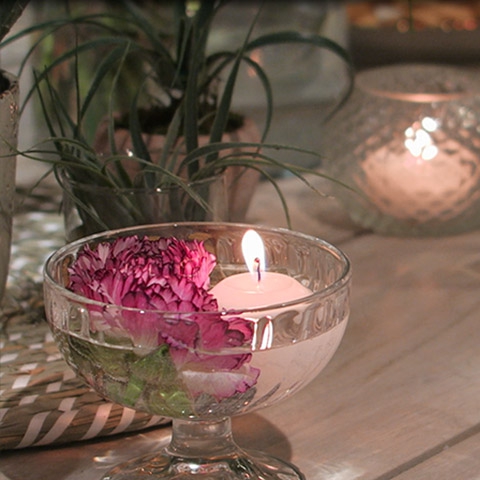 Fresh-spring-table-table-decoration-floating-candles