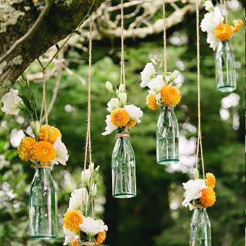 Lentefeest-oude-lampen-of-flessen-met-bloemen